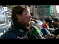 Valencia, 20 feb (EFE).- Las carreras e intervenciones policiales entre estudiantes y agentes antidisturbios se suceden en la plaza del Ayuntamiento de Valencia, con constantes escaramuzas y cargas y en la que varios contenedores han sido volcados, mientras el número de detenidos asciende a diez, tres de ellos menores. Así lo han confirmado fuentes policiales mientras según ha comprobado EFE, al menos dos estudiantes han sido detenidos tras la vuelta de la manifestación -convocada a través de las redes sociales en contra de los recortes en educación y las actuaciones policiales de la semana pasada- al Instituto Lluís Vives, foco de las últimas protestas estudiantiles. www.efe.com