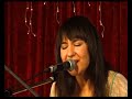 eva amaral
juan aguirre
p�jaros en la cabeza, 2005

ha pasado el tiempo
no he dejado ni un momento de pensar
en los viejos sue�os
en las noches de conciertos en un bar

ha pasado el tiempo
y no s� por qu� te cuento esto
ser� que se ha ido
la inocencia que lleg� conmigo
si ser� el dolor de este amanecer
que me ha helado el alma
quiero despertar porque no puede ser verdad
esta mala hora

esta madrugada que parece nunca acabar
esta noche de angustiosa calma

va pasando el tiempo
bajo el cielo sin estrellas de madrid
pero hoy no encuentro
la ilusi�n que me quemaba dentro
nada m�s llegar a esta ciudad que nos devora
dime d�nde est�s que te quiero ver
y dejar pasar esta mala hora

esta madrugada que parece nunca acabar
esta noche de angustiosa calma
qu�date conmigo hasta que la luz se haga
esta noche oscura de mi alma

esta madrugada que parece nunca nunca acabar
qu�date conmigo hasta que la luz se haga
esta madrugada