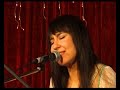 eva amaral
juan aguirre
p�jaros en la cabeza, 2005

ha pasado el tiempo
no he dejado ni un momento de pensar
en los viejos sue�os
en las noches de conciertos en un bar

ha pasado el tiempo
y no s� por qu� te cuento esto
ser� que se ha ido
la inocencia que lleg� conmigo
si ser� el dolor de este amanecer
que me ha helado el alma
quiero despertar porque no puede ser verdad
esta mala hora

esta madrugada que parece nunca acabar
esta noche de angustiosa calma

va pasando el tiempo
bajo el cielo sin estrellas de madrid
pero hoy no encuentro
la ilusi�n que me quemaba dentro
nada m�s llegar a esta ciudad que nos devora
dime d�nde est�s que te quiero ver
y dejar pasar esta mala hora

esta madrugada que parece nunca acabar
esta noche de angustiosa calma
qu�date conmigo hasta que la luz se haga
esta noche oscura de mi alma

esta madrugada que parece nunca nunca acabar
qu�date conmigo hasta que la luz se haga
esta madrugada