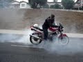 Suzuki Gs 500 E quemando rueda