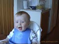 Beb� riendo