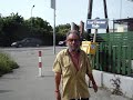 Hansi lungert beim Penny Markt herum Hansi lungert beim Penny Markt herum