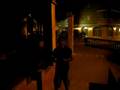 Ensayando la entrada a la discoteca