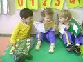 vivi lendo livrinho com os colegas na escola vivi lendo livrinho com os colegas na escola