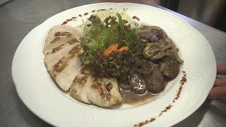 Hähnchenbrustfilet auf sautierter Geflügelleber, Champignonragout mit Portweinsauce Hähnchenbrustfilet auf sautierter Geflügelleber, Champignonragout mit Portweinsauce