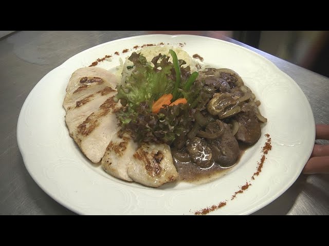 Hähnchenbrustfilet auf sautierter Geflügelleber, Champignonragout mit Portweinsauce