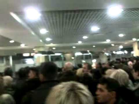 Largas colas en el aeropuerto de Moscú tras el atentado