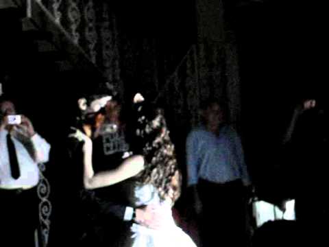 Aniversário de 15 anos da Nanda. Leo e Nanda dançando.