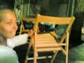 daniel cerca d aggiustare la sedia di rosa   cammello grigio