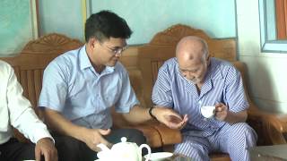 Đồng chí Nguyễn Mạnh Hà, Phó Bí thư Thành ủy, Chủ tịch UBND thành phố thăm, tặng quà người có công