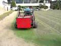 パッティンググリーンのスィーパー掛け動画1