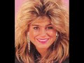 this track from 1985 was the lead theme to the swedish movie with the same name. music and lyrics by bengt palmers.


svindlande aff�rer

(bengt palmers)

din k�rlek tar mig med p� svindlande aff�rer
och jag har aldrig k�nt s� h�r
din k�rlek tar mig med p� svindlande aff�rer
och jag vet inte vart det b�r

jag vet att det s�gs bakom ryggen p� oss
att vi tv� �r ett omaka par
p� ytan s� verkar det galet  f�rst�s
men hur ska de veta vad jag ser i dig
och hur du bryter ner mitt f�rsvar

din k�rlek tar mig med p� svindlande aff�rer
och jag har aldrig k�nt s� h�r
din k�rlek tar mig med p� svindlande aff�rer
och jag vet inte vart det b�r

att vi skulle tr�ffas det var v�l en slump
eller spelar oss �det ett spratt
det verkar v�l konstigt, otroligt och dumt
att tv� s� pass olika m�nniskor som vi
alltid m�ts i precis samma skratt

din k�rlek tar mig med p� svindlande aff�rer
och jag har aldrig k�nt s� h�r
din k�rlek tar mig med p� svindlande aff�rer
och jag vet inte vart det b�r

folk s�ger det kommer en natt
n�r k�rleken kommer att fly
men de f�rst�r inte att
du �ppnar upp d�rrar och tar med mig ut
ut p� ok�nda �ventyr

din k�rlek tar mig med p� svindlande aff�rer
och jag har aldrig k�nt s� h�r
din k�rlek tar mig med p� svindlande aff�rer
och jag vet inte vart det b�r
ooohooohoooh...
nej jag vet inte vart det b�r