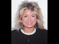 this track from 1985 was the lead theme to the swedish movie with the same name. music and lyrics by bengt palmers.


svindlande aff�rer

(bengt palmers)

din k�rlek tar mig med p� svindlande aff�rer
och jag har aldrig k�nt s� h�r
din k�rlek tar mig med p� svindlande aff�rer
och jag vet inte vart det b�r

jag vet att det s�gs bakom ryggen p� oss
att vi tv� �r ett omaka par
p� ytan s� verkar det galet  f�rst�s
men hur ska de veta vad jag ser i dig
och hur du bryter ner mitt f�rsvar

din k�rlek tar mig med p� svindlande aff�rer
och jag har aldrig k�nt s� h�r
din k�rlek tar mig med p� svindlande aff�rer
och jag vet inte vart det b�r

att vi skulle tr�ffas det var v�l en slump
eller spelar oss �det ett spratt
det verkar v�l konstigt, otroligt och dumt
att tv� s� pass olika m�nniskor som vi
alltid m�ts i precis samma skratt

din k�rlek tar mig med p� svindlande aff�rer
och jag har aldrig k�nt s� h�r
din k�rlek tar mig med p� svindlande aff�rer
och jag vet inte vart det b�r

folk s�ger det kommer en natt
n�r k�rleken kommer att fly
men de f�rst�r inte att
du �ppnar upp d�rrar och tar med mig ut
ut p� ok�nda �ventyr

din k�rlek tar mig med p� svindlande aff�rer
och jag har aldrig k�nt s� h�r
din k�rlek tar mig med p� svindlande aff�rer
och jag vet inte vart det b�r
ooohooohoooh...
nej jag vet inte vart det b�r