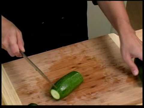 how to properly cut a zucchini