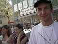 Jovem alemao falando sobre  a  importancia de ir as  ruas
