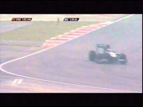「[F1]インド初開催となった2011年のF1インドGPでフリー走行の際に犬がサーキットに侵入。」のイメージ