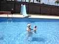 Melissa mergulhando na piscina