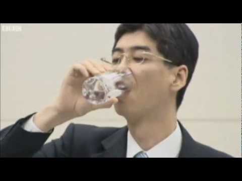 Video: politico giapponese beve acqua di Fukushima