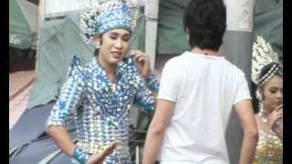 ลิเกขายประกันกลางถนนอนุสาวรีย์ นี่แหละ Thailand only