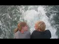 Eine Hafenrundfahrt mit dem Ziel Laboe, Marineehrenmal und U Boot Besichtigung. Unterwegs auf dem Fördedampfer haben wir noch Chris De Burgh getroffen (02:00min), zwischen den Auftritten in Kiel und Groningen. Der hatte wohl den gleichen gedanken wie wir, Kiel mal von der schönsten Seite kennen zu lernen. Wirklich ein Mann von Welt und völlig bodenständig. Chris De Burgh, gebürtig Christopher John Davison, www.cdeb.com bekannt duch die Lieder Borderline, Carry Me, Lady in Red, Missing You, High On Emotion. Aktuell: Das Album Footsteps 1 First Steps 2 Turn, Turn, Turn 3 The Long And Winding Road 4 Africa 5 Without You 6 Where Have All The Flowers Gone? 7 Sealed With A Kiss 8 Blackbird 9 We Can Work It Out 10 All Along The Watchtower 11 Corrina, Corrina 12 Polly Von 13 American Pie 14 The Last Thing On My Mind 15 Footsteps Bekannt ist Kiel im Sport durch das Segelereignis Kieler Woche und den Handballverein THW Kiel. Wirtschaftlich bedeutsam ist der Kieler Ostseehafen und der naheliegende Nord Ostsee Kanal. Der Kieler Hafen ist durch regelmäßige Schiffslinien mit den Ländern Norwegen, Schweden, Finnland, Russland, Litauen und Estland verbunden. Wir fahren vorbei, an der Color line Fähre (Color Magic), Stena Line und der DFDS Fähre Lisko Maxima. ---- CHRIS DE BURGH - 2011 AUF GROSSER DEUTSCHLAND Moonfleet TOUR! Rerelease seines Gold-Albums 