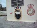 videos de Dockyard, Bermuda. Ships' names & emblems on wall.