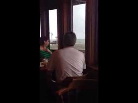 Ola se estrella contra el restaurante Moby Dick mientras los clientes comen