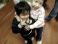 mi sobrinito Cristian esta jugando con mi amiguita Mikiori de Antojitossu tia Misa esta filmando los dos chiquitos lindos.ハビエルの甥っ子Cristianとってもかわいいんです。保育園で習ったのか、カメラを向けるとぶりっこポーズ。