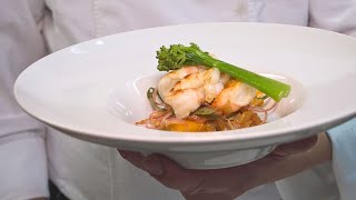 Kaisergranat auf Kimchi-Tropea-Zwiebel und BIMI aus dem Wok