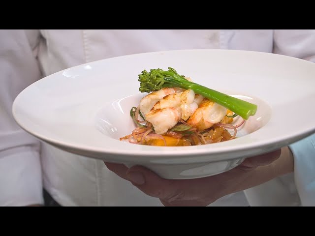 Kaisergranat auf Kimchi-Tropea-Zwiebel und BIMI aus dem Wok
