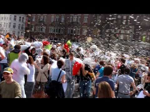 0 World pillow fight 2011 