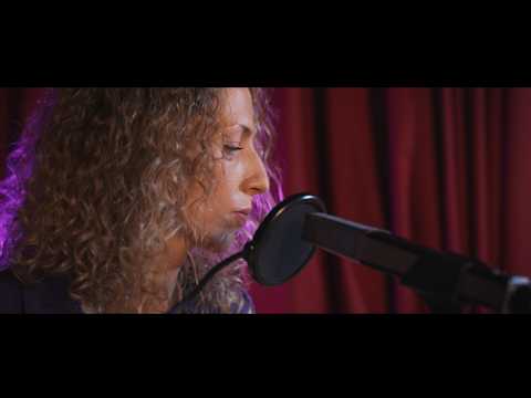 Projekt MANIA - Chociaż mnie nie znasz (live session) :: POSŁUCHAJ NAJNOWSZEGO SINGLA WSZĘDZIE, GDZIE CHCESZ: https://linktr.ee/projektmaniaJesienią 2026 roku ukaże się debiutancki album długogrający (pochodzącego z Leszna) Projektu MANIA: "Miłość w czasach dobrobytu". To konceptualna opowieść o trudnych relacjach, próbach przerwania powtarzających się schematów, doświadczeniach międzypokoleniowych oraz relacji z samą sobą, widzianej z perspektywy "wewnętrznego dziecka"."Chociaż mnie nie znasz" w wersji live powstało w wyniku wyjątkowego spotkania twórczyni Projektu MANIA początkowo z Bartkiem Caboniem, a następnie z warszawskimi instrumentalistami. Autorka z większością z nich poznała się dopiero w dniu nagrań. Mimo to od pierwszych dźwięków pojawiło się poczucie zrozumienia. Co ciekawe, dokładnie takie emocje towarzyszyły jej podczas pisania utworu. Piosenka opowiada o rodzącym się uczuciu, zaufaniu i wewnętrznych wątpliwościach, o chwili, gdy ktoś zupełnie obcy zaczyna stawać się kimś bardzo bliskim.Utwór "Chociaż mnie nie znasz" jest kolejnym etapem historii przedstawionej na albumie artystki. Bohaterka opowieści zastanawia się, czy to czego doświadcza jest prawdziwym uczuciem, czy może znów popełnia błąd i popada w stary schemat niezdrowej relacji. Pojawiające wątpliwości wydają się być słuszne, ponieważ etap zauroczenia wydaje jej się zbyt piękny, żeby był prawdziwy. Jednak czy da się być mądrym w miłości?Słowa: Anna DobrzyckaMuzyka: Anna Dobrzycka, Bartek CabońZespół w składzie:Anna DobrzyckaBartek CabońPaweł JędrzejewskiŁukasz KotasińskiAmek KrebsRealizacja dźwięku: Maciej SzopeMiejsce nagrań: Sound of RecordsMix/Mastering: Marcin SamarzewskiVideo: Filip Kłoczko