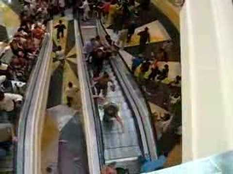La follia all’apertura dei cancelli del centro commerciale Euroma2 La follia all’apertura dei cancelli del centro commerciale Euroma2