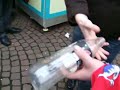 Flock fetzt Colaflasche