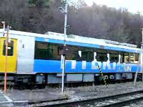 小海線ハイブリッドレールカー信濃川上駅