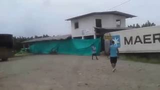 Fumigan cuando los trabajadores laboran