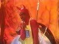 Pelo Feo molestado por el diablito......
