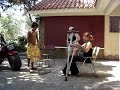 naty en solymar con la pierna enyesada