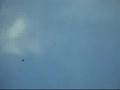 Luminografia aérea em parede azul