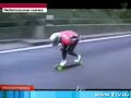 Кадры, на которых запечатлен экстремал, сегодня весь день показывало немецкое телевидение. На них видно, как молодой человек, одетый в специальный костюм, летит на скейте по шоссе со скоростью около ста километров в час. Гонщик без остановки проехал по автобану три километра и затем скрылся. Все это время его сопровождали друзья, которые запечатлели поездку. (с) http://www.topnews.ru/video_id_3856.html