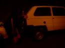whitekass family moviendo un coche