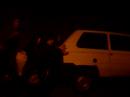 whitekass family moviendo un coche