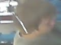 Praktikant Igor Bagatov sucht loch im Reifen
