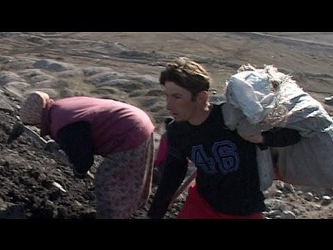 bósnia - http://pt.euronews.com/ A cada três, quatro minutos, um camião emerge do horizonte, um colosso de nove metros de altura, vindo da mina de carvão de Banovici,...