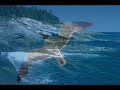po�me de jack harris sur une musique de b. mc katy

illusions

comme il fait bon fl�ner sur la plage d�serte
lorsque les vents d'automne apportent la fra�cheur
et que sous la mar�e la rive est d�couverte
laissant un sable humide aux pieds du promeneur.

je go�te � cet instant qui m'appara�t magique
quand j'emplis mes poumons d'un air iod� et pur,
si jamais mon regard se perd sur l'atlantique
je crois y discerner au lointain un vapeur,

or je dois d�chanter, c'�tait une illusion
provoqu�e simplement par mon esprit fi�vreux
qui r�ve constamment lorsqu'il voit l'horizon,
mais cela ne fait rien puisque je suis heureux.

extrait de l'ouvrage de jack harris : 