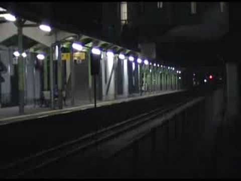 夜のJR江原駅を八鹿方面に発車するサンパチ