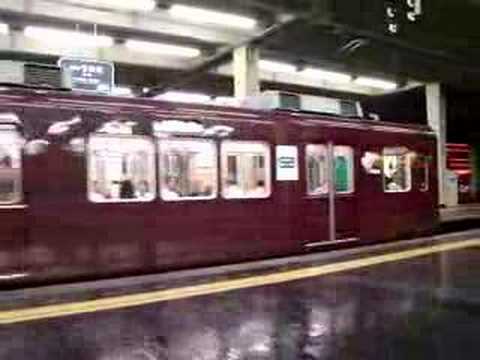 阪急電車　梅田駅出発