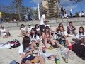 Dumbi metiéndose en el bolsillo a tod@s los espectadores playeros que se dignaron a escucharla durante horas esa tarde... xDDD