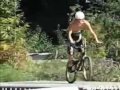 Un ciclista de BMX practicando al aire libre Vídeos Para Reír y Gozar