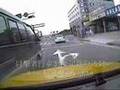 目擊者行車影像記錄-遭左車道車輛擦撞