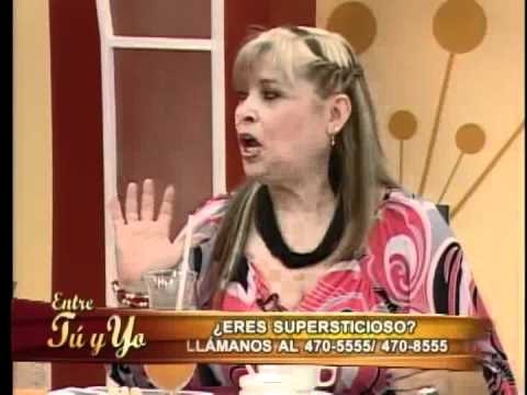 Pochita - Esta vez la superstición está en la mesa de debate y dos destacados personajes con habilidades paranormales van más allá de lo evidente para descubrir la ver...